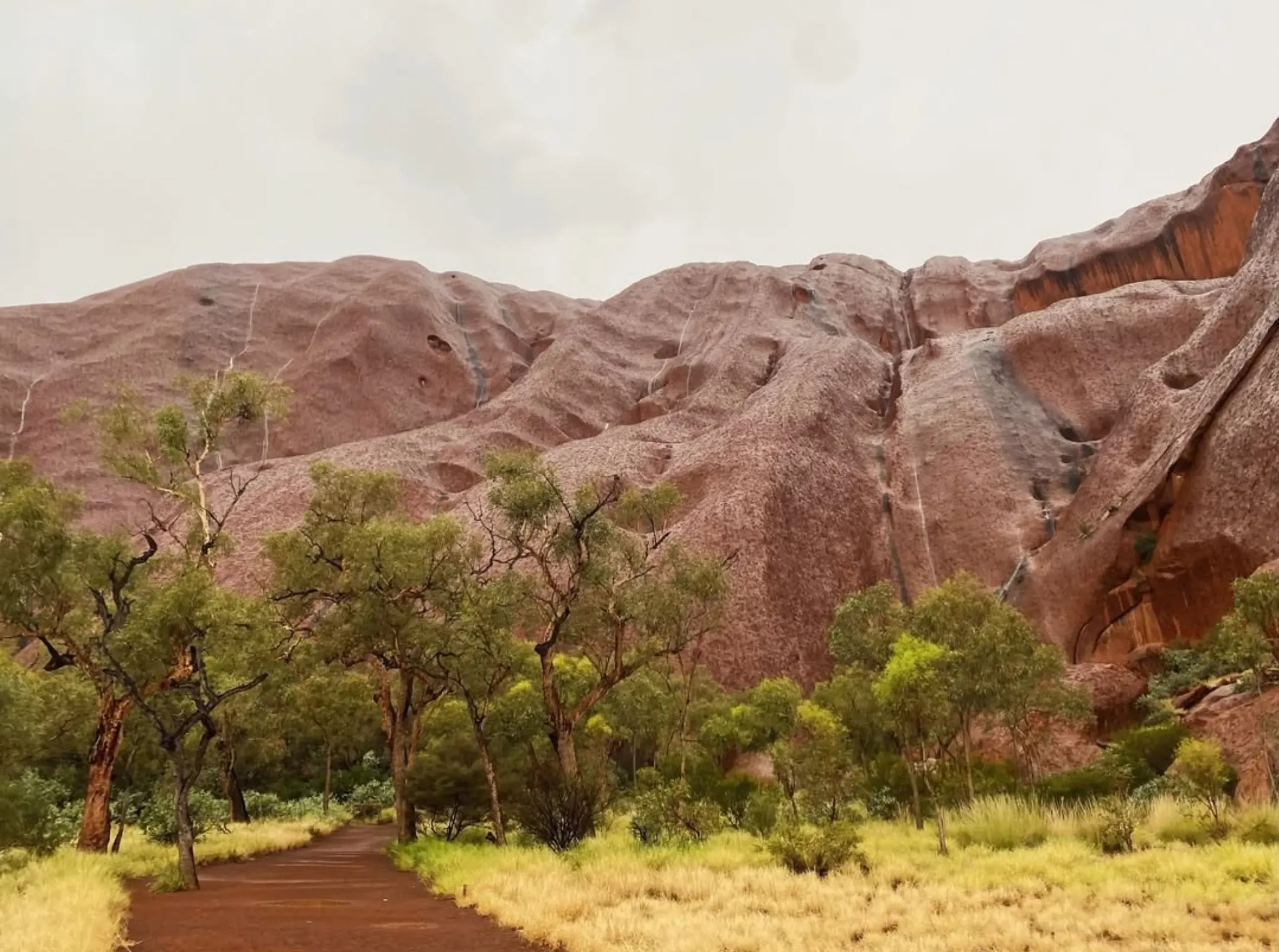 strong winds, Uluru